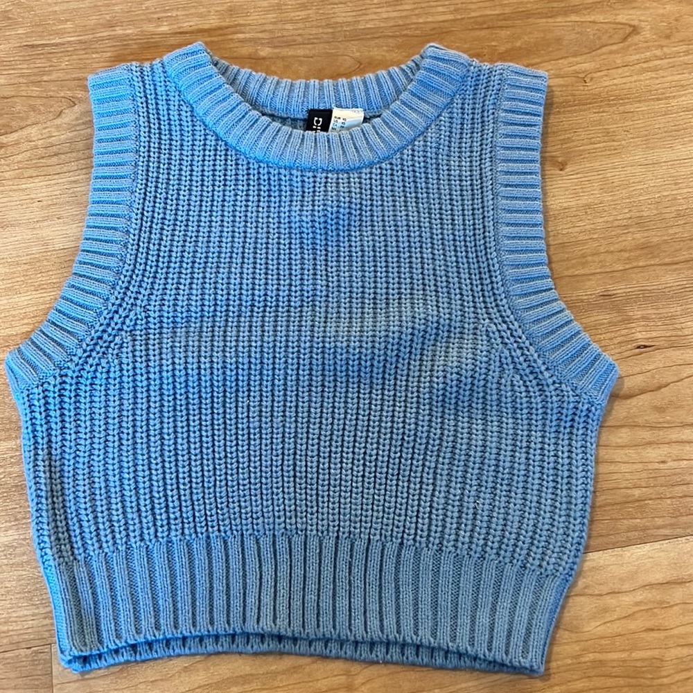 H&M knit sweater vest never been worn